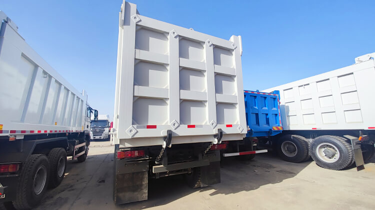 Camión Volquete Howo 8x4 Cnhtc en Venta en Costa Rica