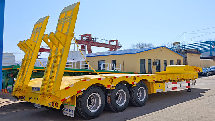 Tri 3 Axle 60 Ton Lowbed Semi Tractor Trailers Lorry with Ramp Price for Sale